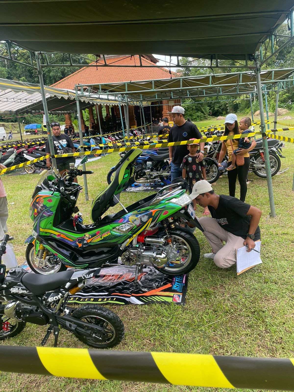 Hendra saat bertugas menjadi juri kontes modifikasi motor di Bali.