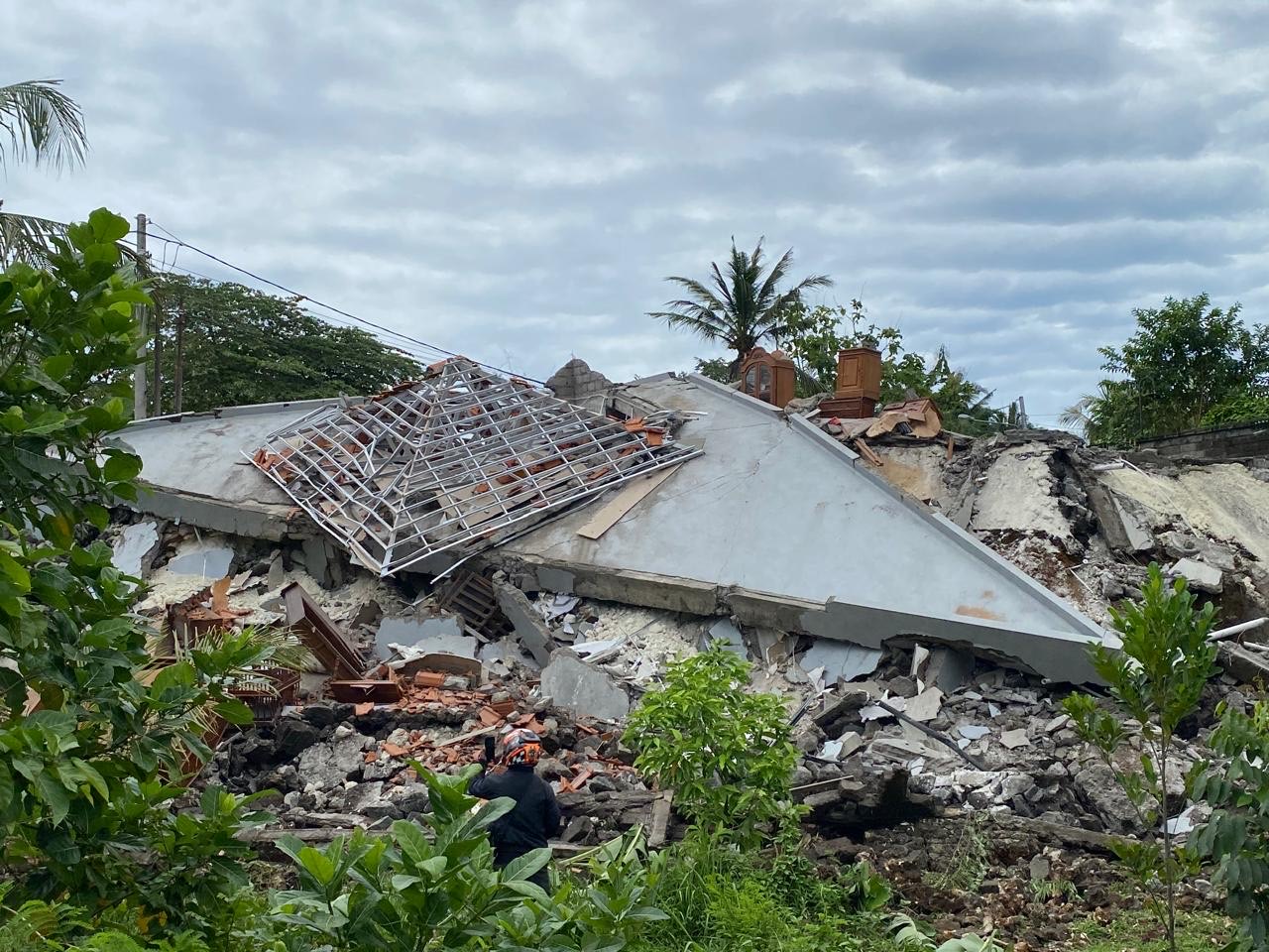 ROBOH: Satu rumah di Banjar Bucu, Desa Darmasaba, Kecamatan Abiansemal yang mendadak roboh, Jumat (13/12/2024).