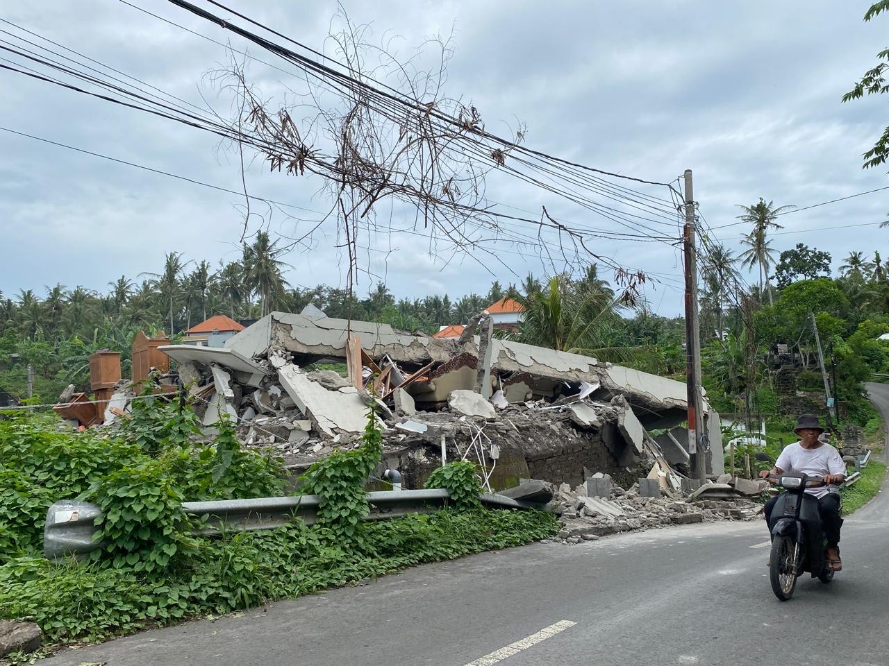 ROBOH: Satu rumah di Banjar Bucu, Desa Darmasaba, Kecamatan Abiansemal yang mendadak roboh, Jumat (13/12/2024).
