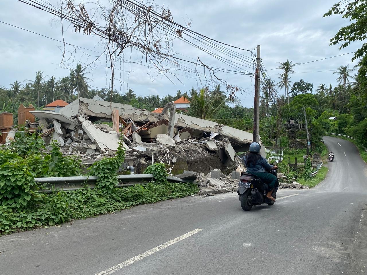 ROBOH: Satu rumah di Banjar Bucu, Desa Darmasaba, Kecamatan Abiansemal yang mendadak roboh, Jumat (13/12/2024).