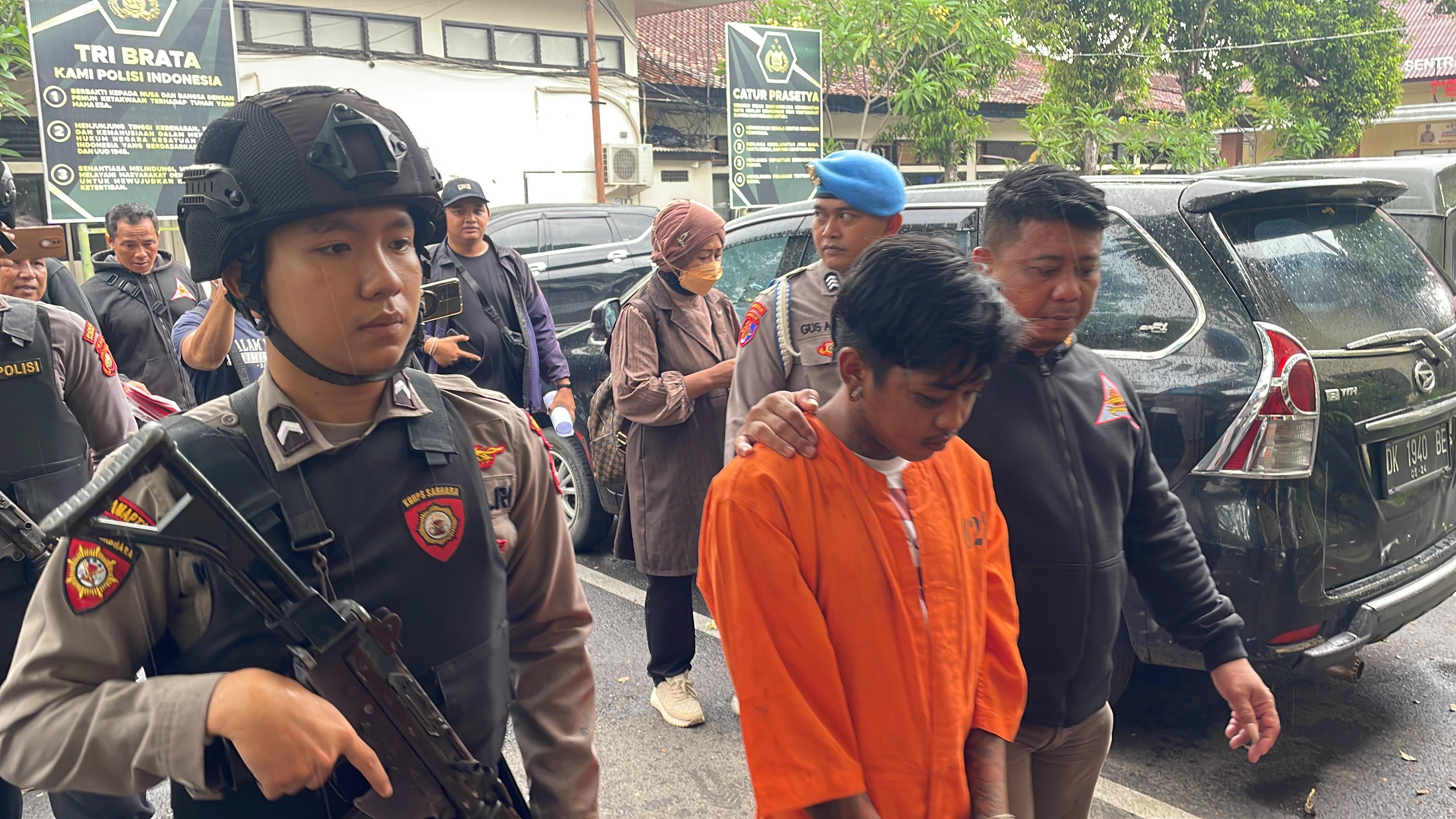 TERSANGKA : DN Tersangka Pencurian dengan kekerasan digiring saat pers release yang berlangsung di Aula Polres Jembrana, Kabupaten Jembrana, Senin (16/12/2024).
