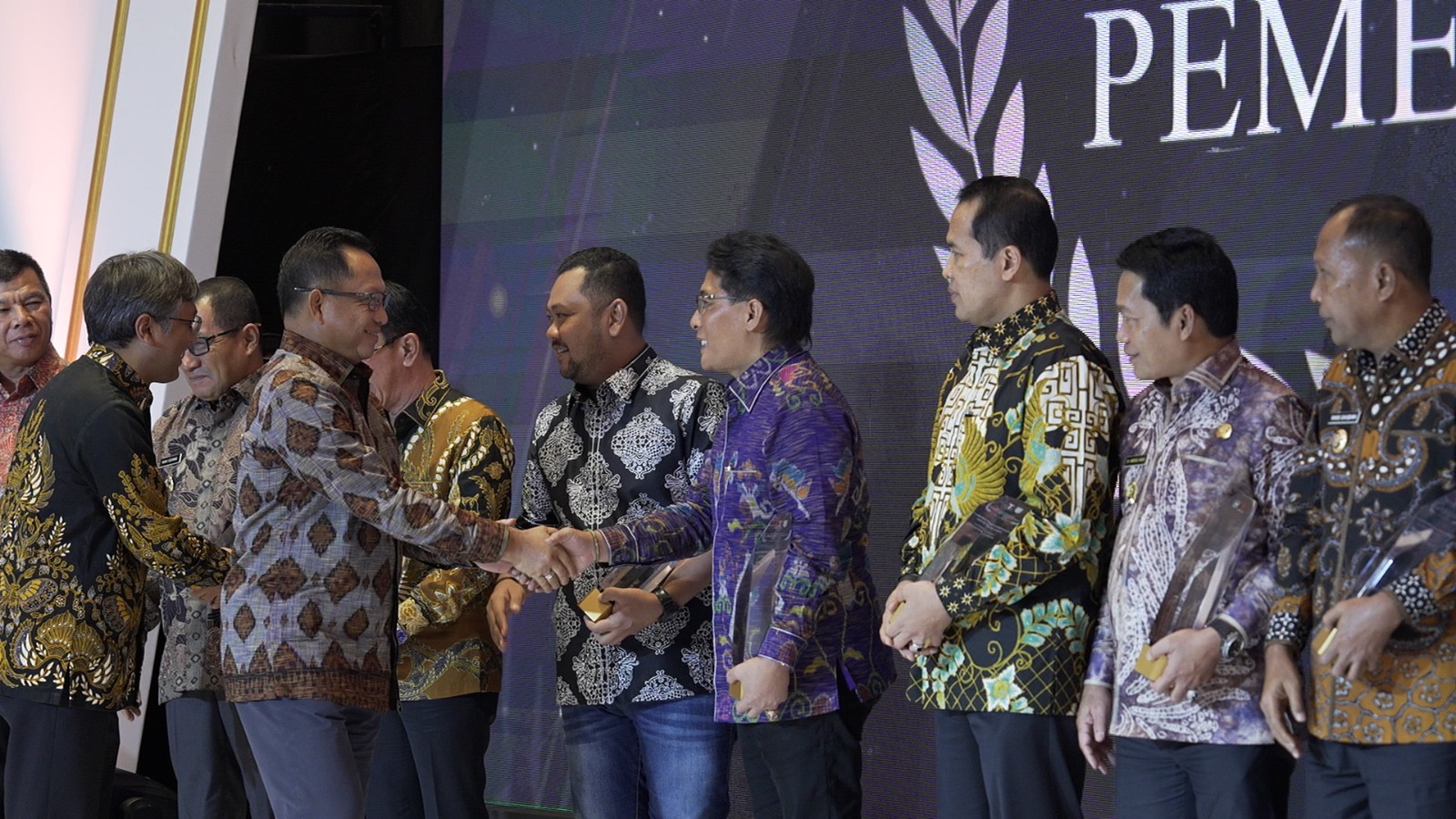 PENGHARGAAN: Bupati Giri Prasta menerima tiga Penghargaan dalam acara Malam Apresiasi Kinerja Pemerintahan Daerah 2024 di Hotel JW Marriot Jakarta, Kamis (12/12/2024).