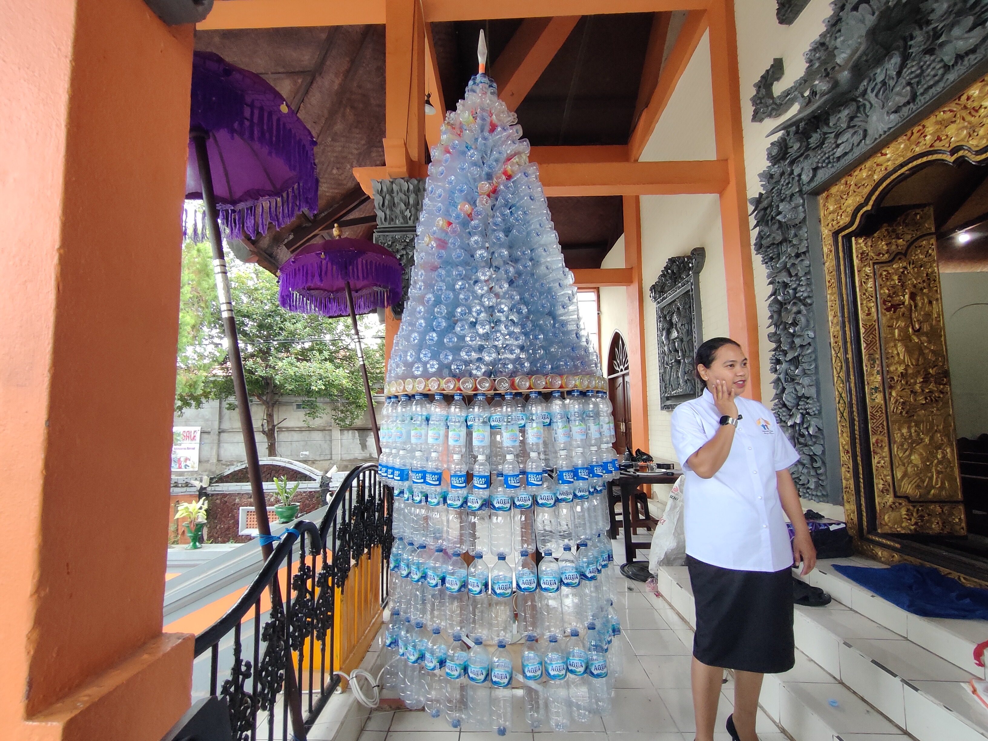 BOTOL PLASTIK : Proses pembuatan pohon Natal berbahan botol plastik di Gereja Sabda Bayu, Singaraja