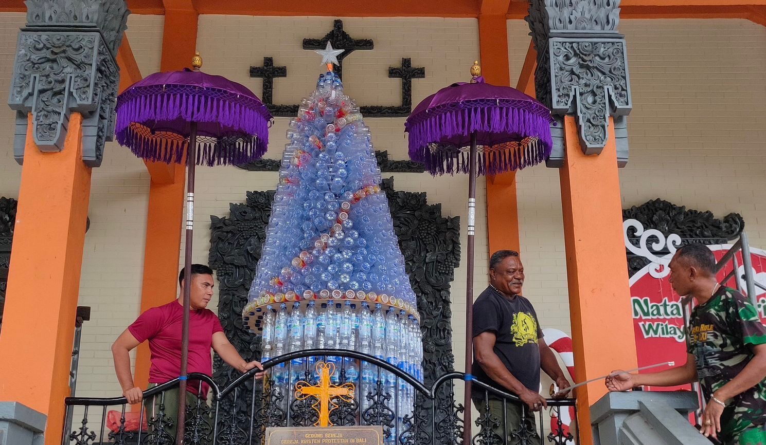 BOTOL PLASTIK : Proses pembuatan pohon Natal berbahan botol plastik di Gereja Sabda Bayu, Singaraja