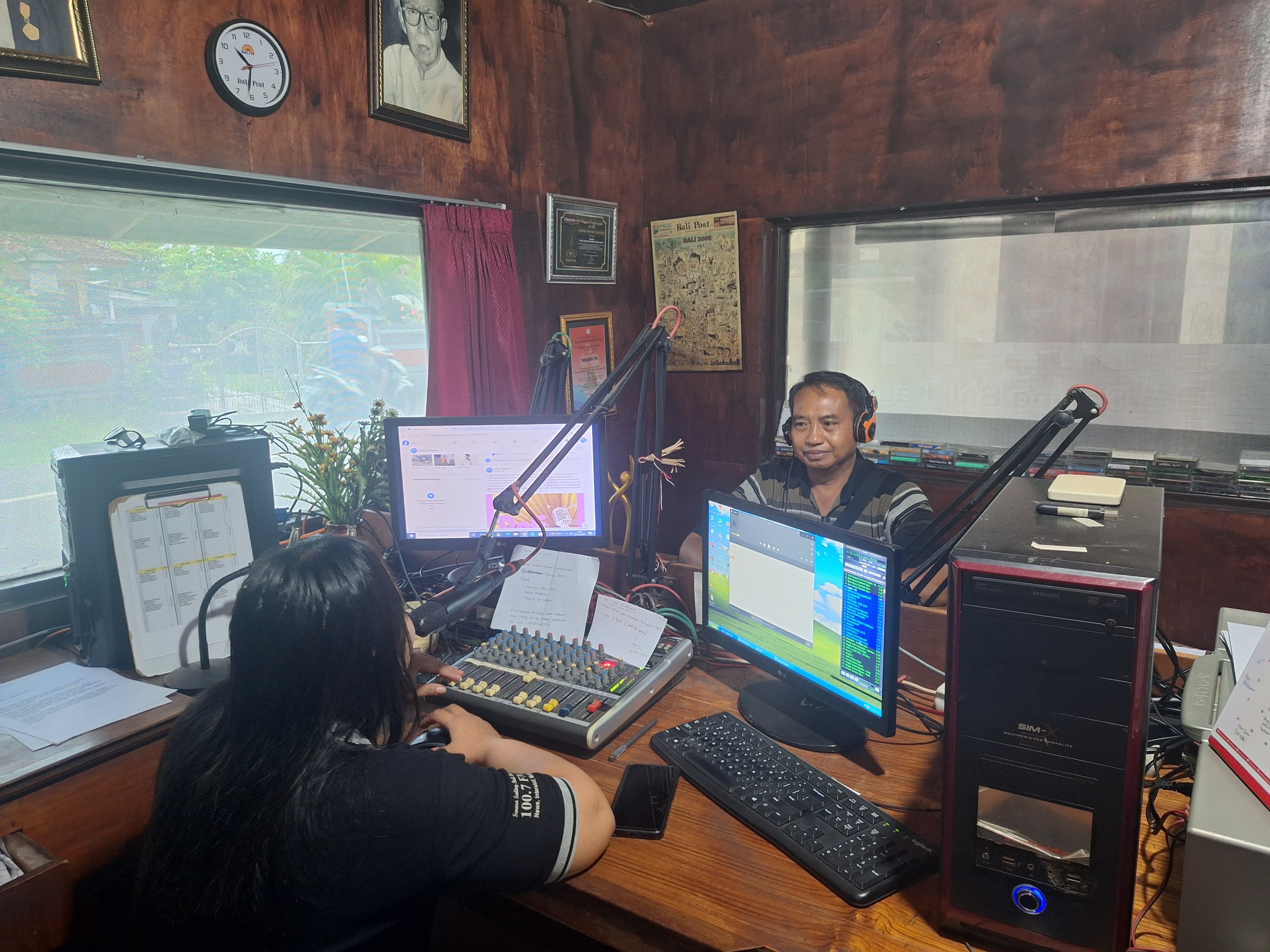 Kasi Humas Polres Jembrana Iptu I Komang Triatmajaya sosialisasi pengamanan jelang nataru di radio Swara Negara, Rabu (18/12/2024).