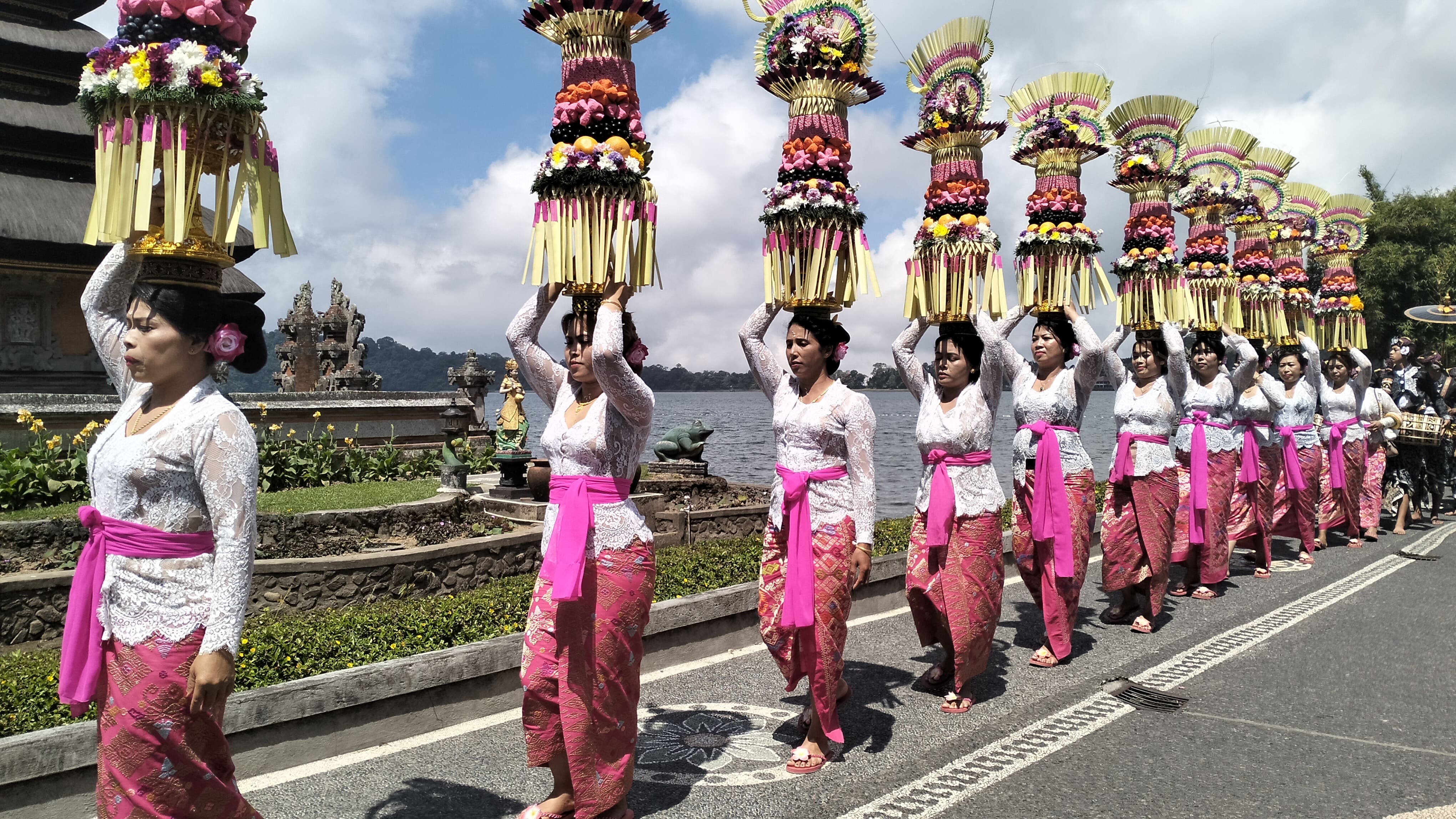 Salah satu atraksi budaya  yang menarik perhatian wisatawan yang berkunjung di DTW Ulun Danu Beratan, Tabanan.