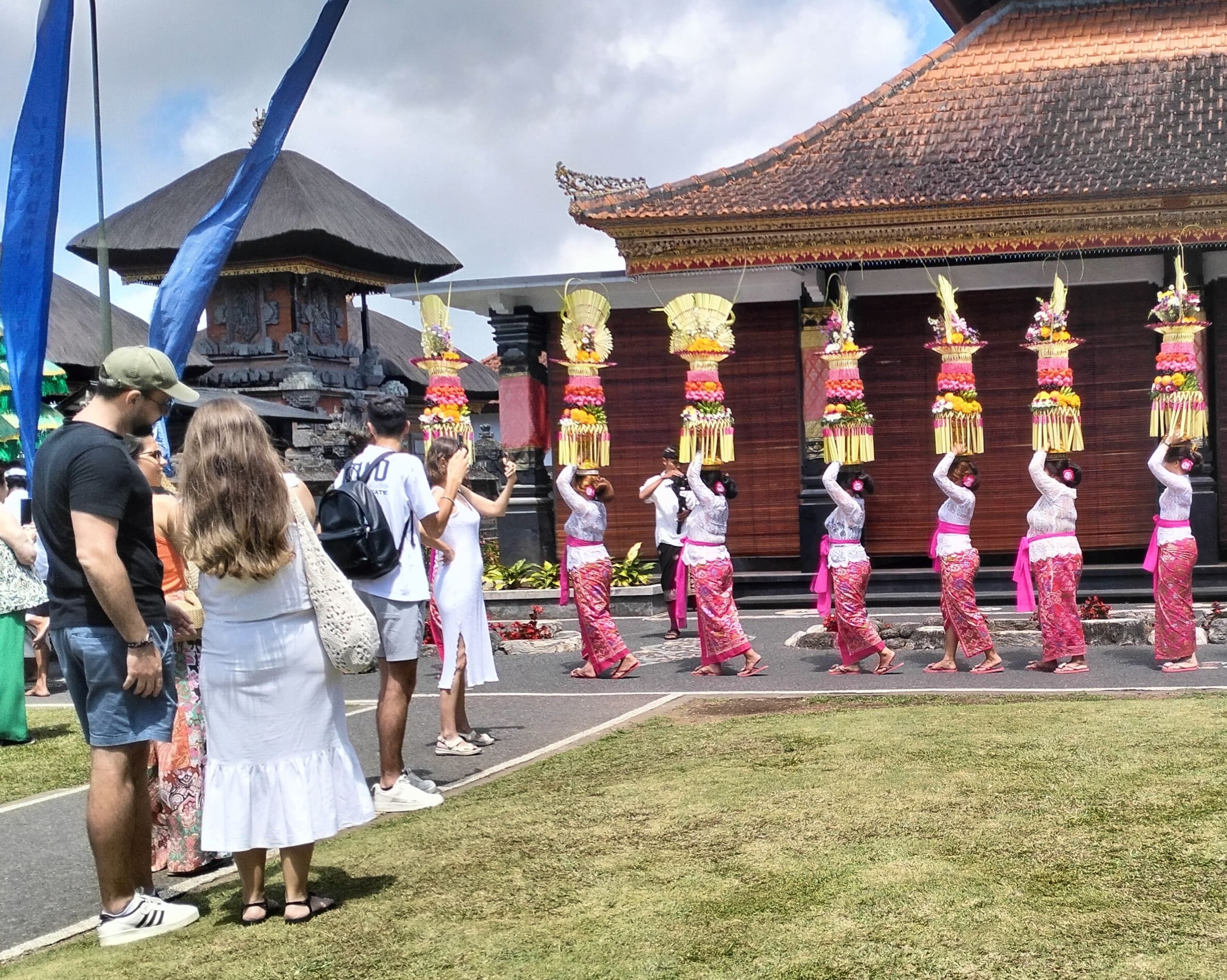 Salah satu atraksi budaya  yang menarik perhatian wisatawan yang berkunjung di DTW Bedugul, Tabanan.