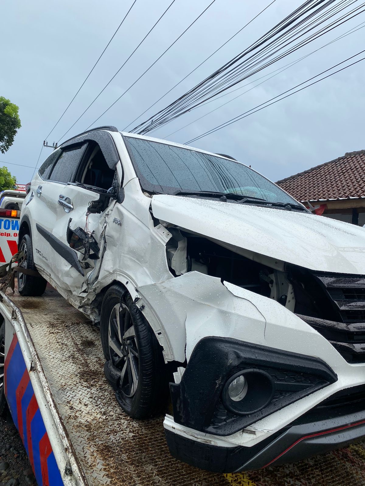Kondisi kendaraan yang terlibat lakalantas di KM 74-75 Desa Yehsumbul, Sabtu (21/12/2024).
