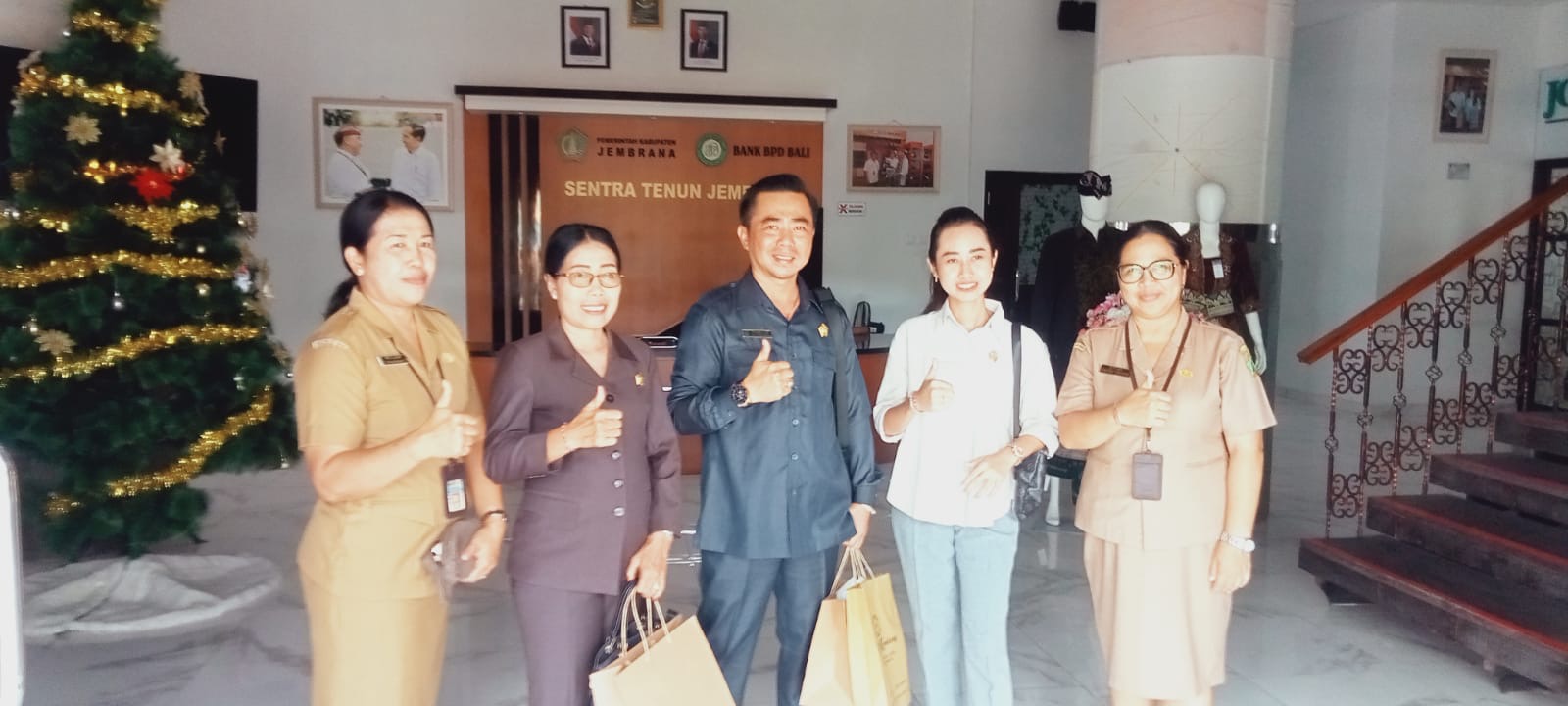 Anggota Komisi II DPRD Jembrana saat sidak  Sentra Tenun Jembrana, Senin (23/12/2024).
