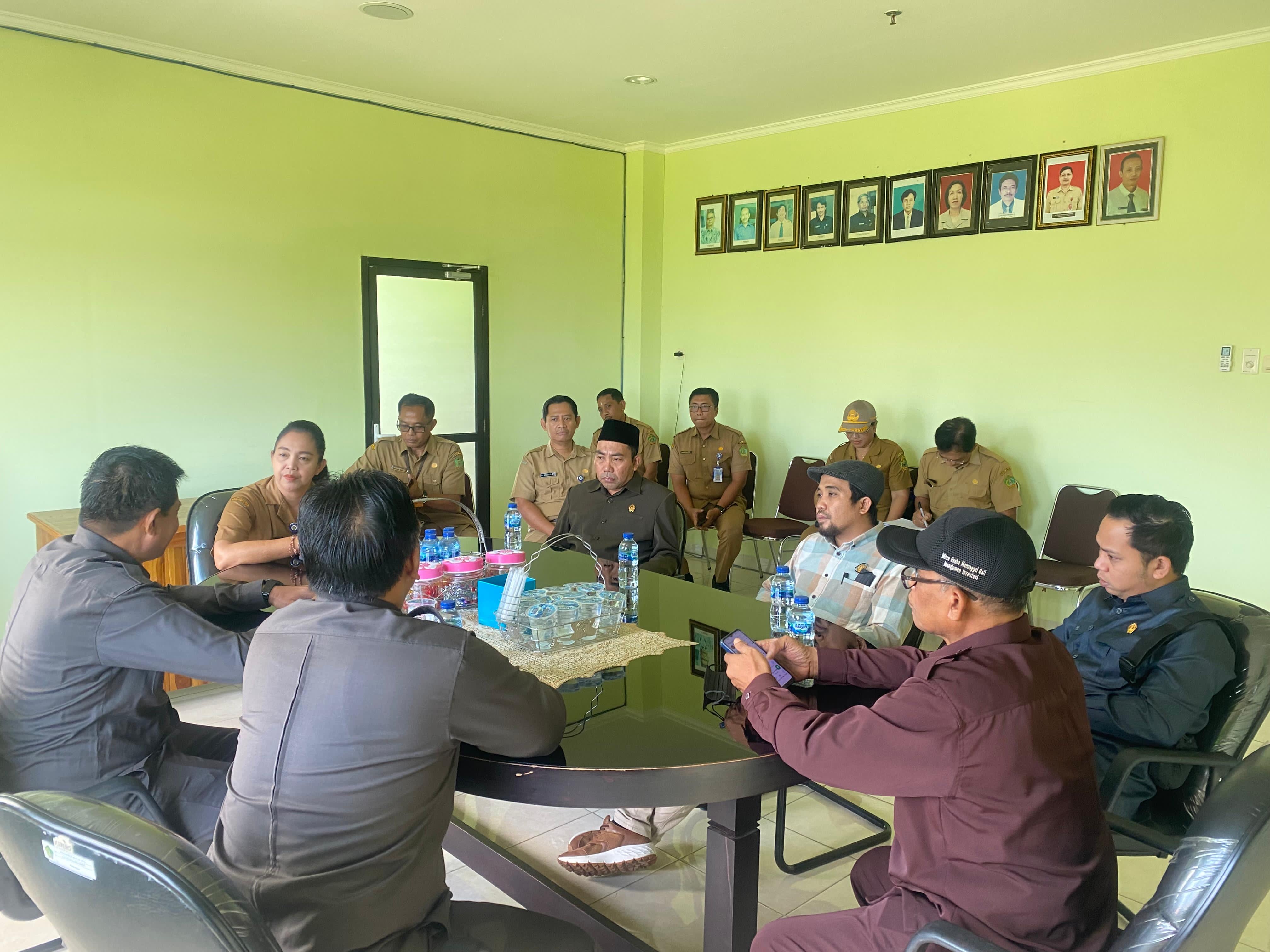 SIDAK : Komisi III DPRD Jembrana saat sidak ke RSU Negara, Senin (23/12/2024).