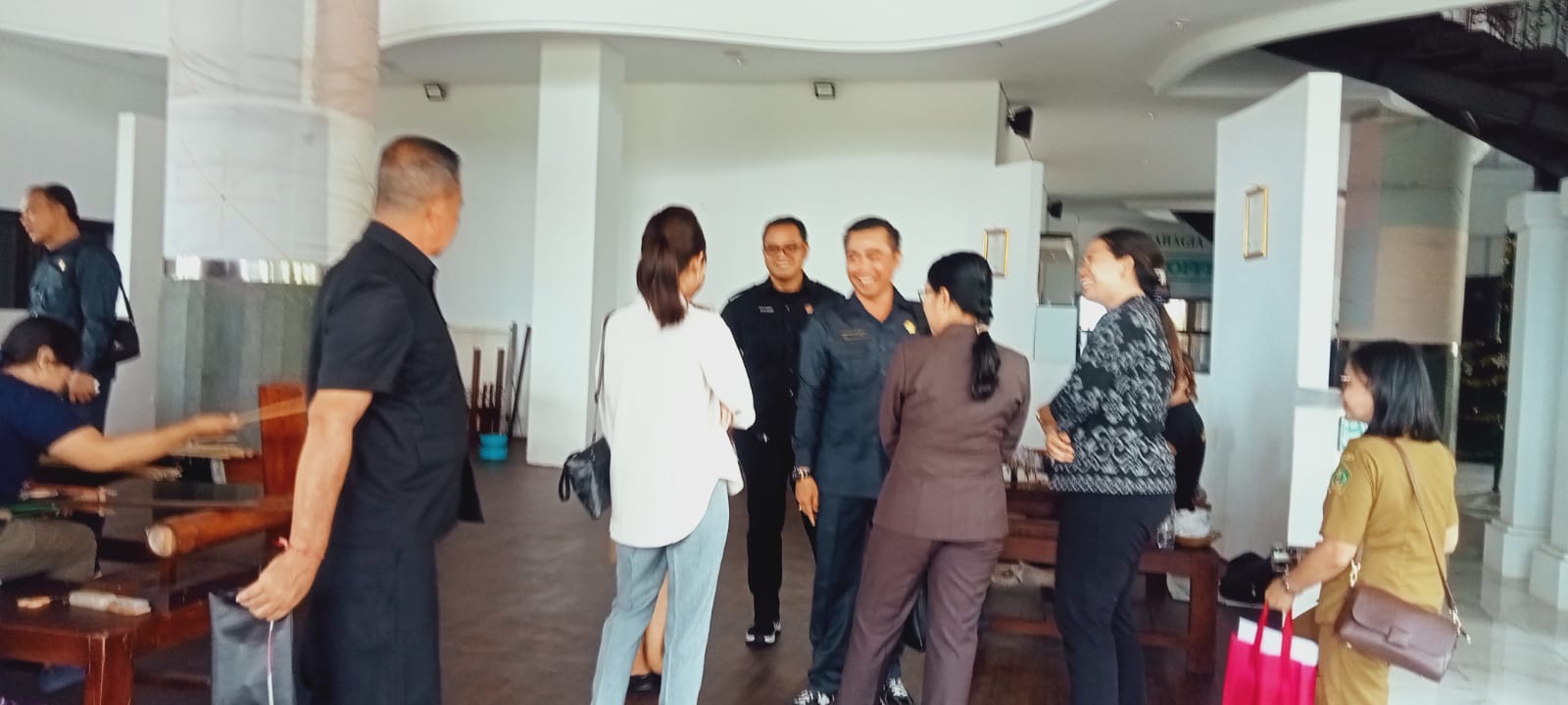 Anggota Komisi II DPRD Jembrana saat sidak  Sentra Tenun Jembrana, Senin (23/12/2024).