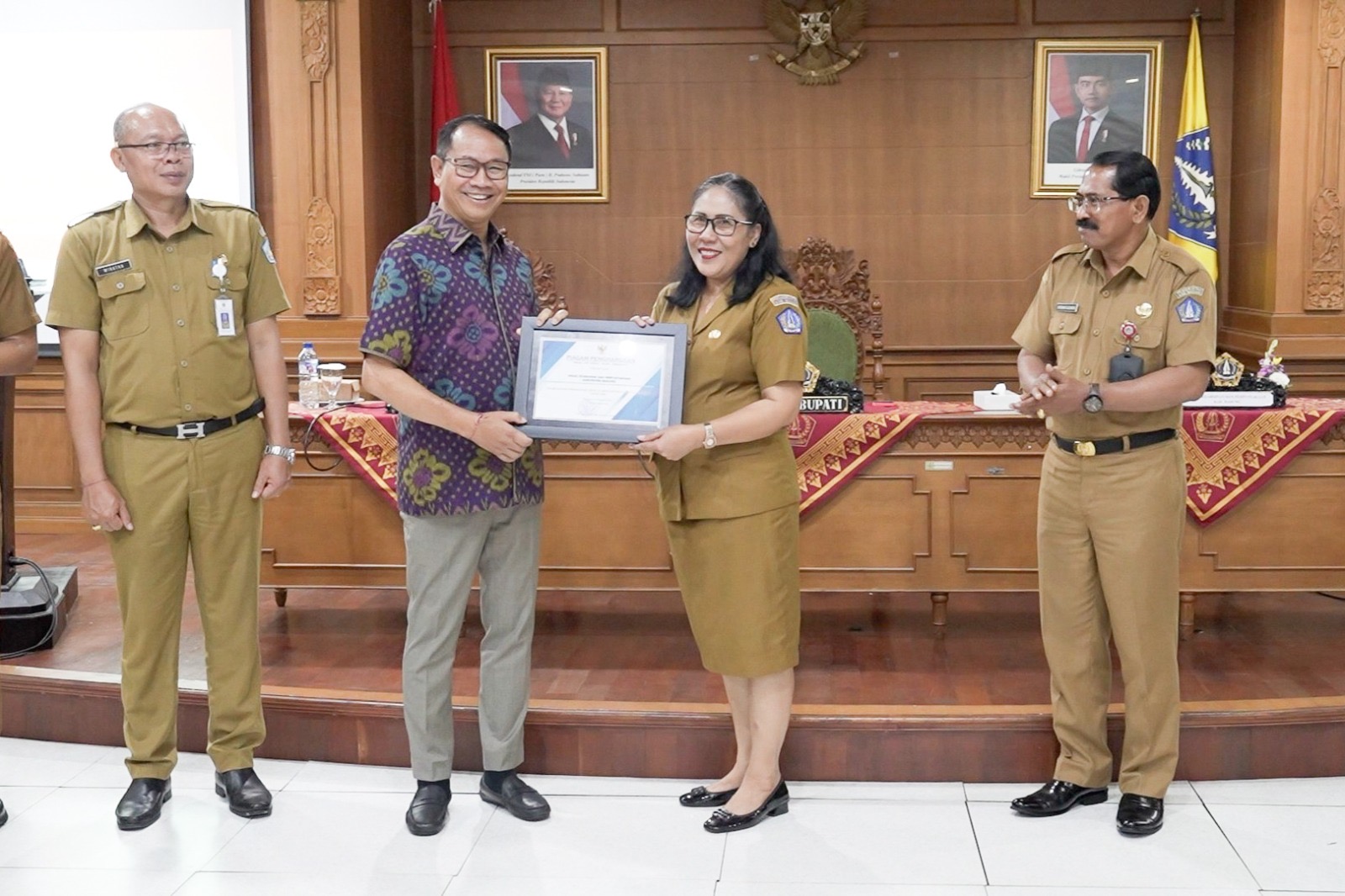PENGHARGAAN: Wabup Suiasa saat menyerahkan Penghargaan Terkait Hasil Pengawasan Kearsipan Internal dan Penyusutan Arsip Daerah Tahun 2024 di Ruang Rapat Kriya Gosana Puspem Badung, Senin (23/12).