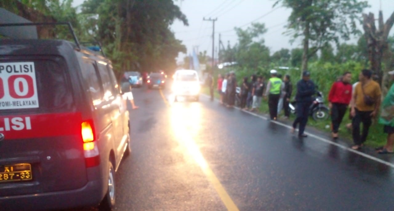KECELAKAAN: Polisi mendatangi lokasi kecelakaan lalu lintas di jalur Susut-Kintamani yang mengakibatkan Yohanis Pelipus Frare meninggal dunia, Selasa (24/12/2024).