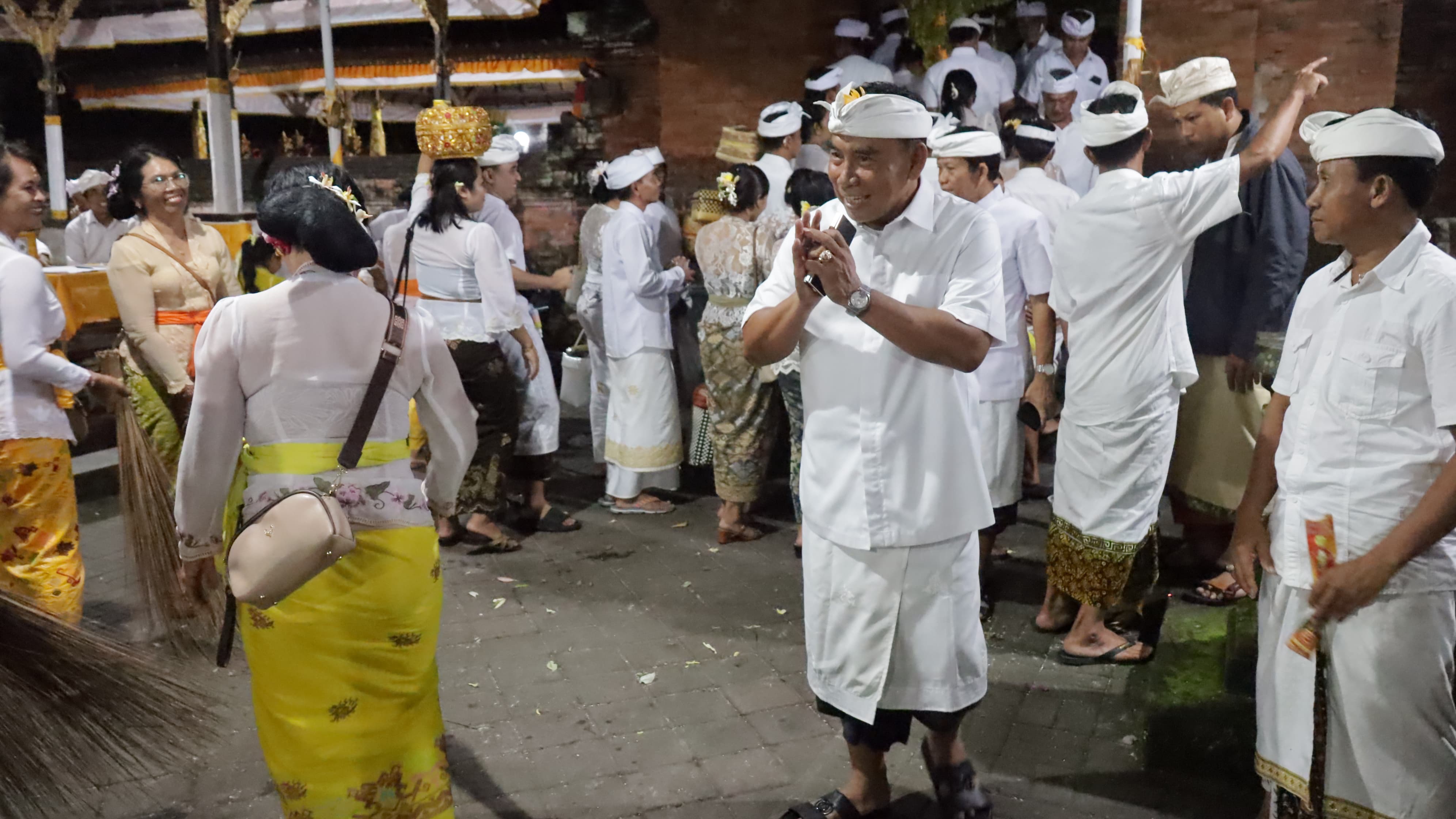 Bupati Jembrana I Nengah Tamba saat bersembahyang di Pura Rambut Siwi.