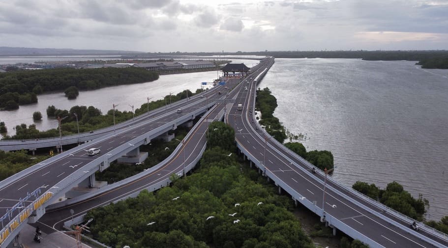 MENINGKAT: Volume kendaraan di Tol Bali Mandara yang mengalami peningkatan selama libur Natal 2024.