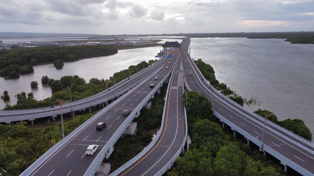 MENINGKAT: Volume kendaraan di Tol Bali Mandara yang mengalami peningkatan selama libur Natal 2024.
