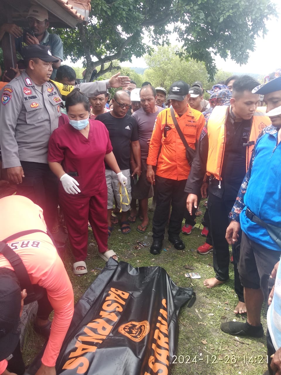 Tim SAR Gabungan mengevakuasi jasad pemancing cumi-cumi yang hilang di perairan Teluk Terima, Buleleng, Sabtu (28/12/2024).