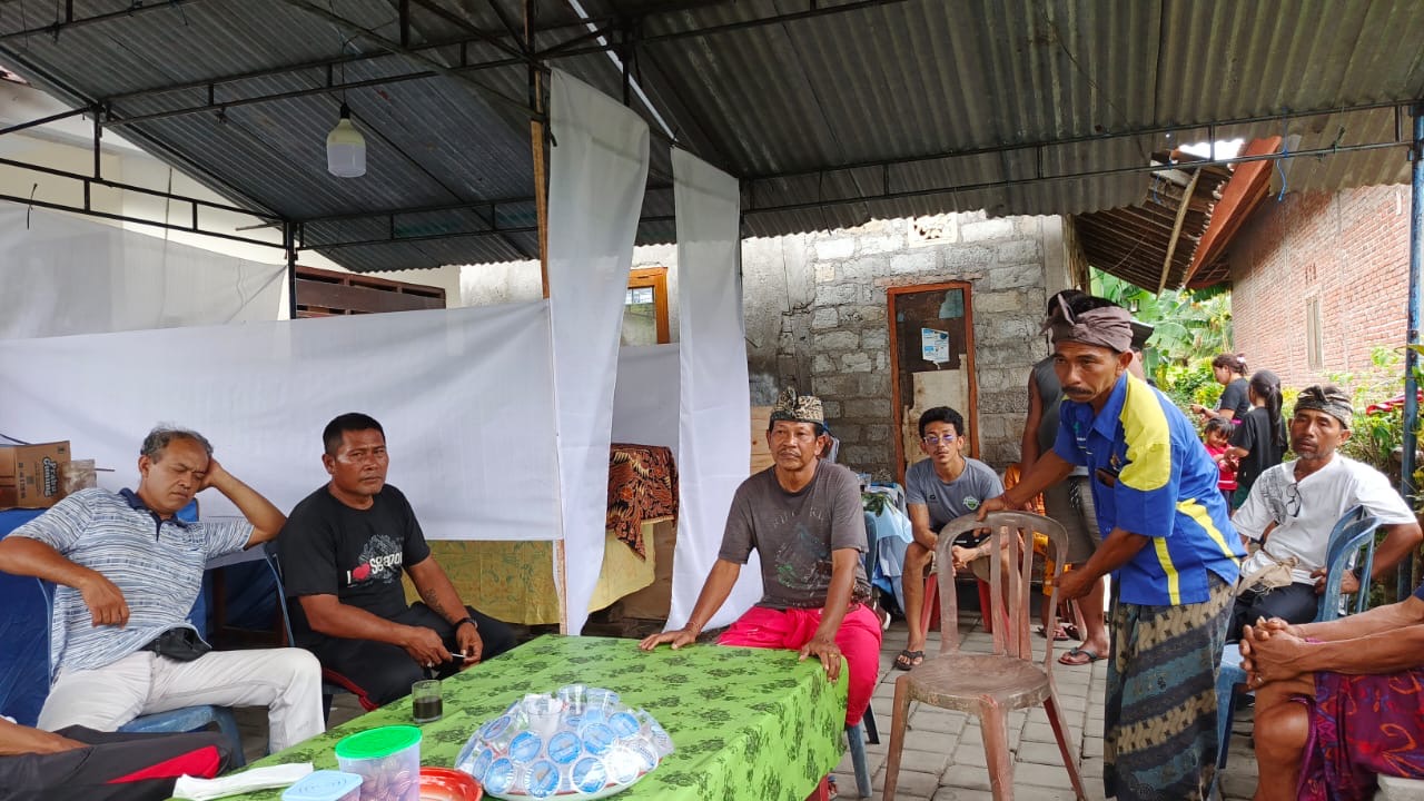 RUMAH DUKA : Keluarga dan kerabat almarhum Ni Putu Kariani saat jenasah tiba di rumah duka di Banjar Taman, Desa Tuwed, Kecamatan Melaya, Minggu (29/12/2024).
