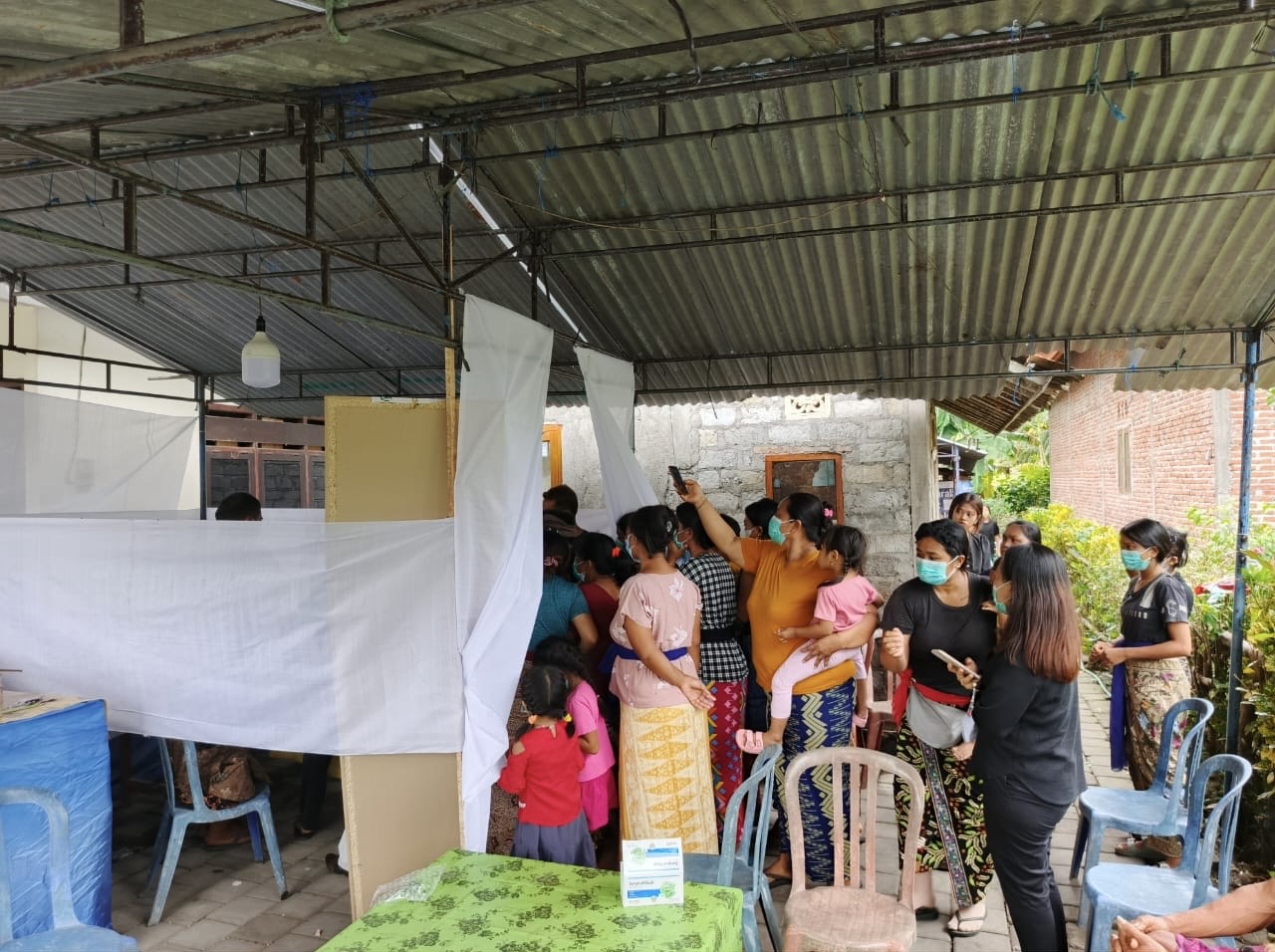 RUMAH DUKA : Keluarga dan kerabat almarhum Ni Putu Kariani saat jenasah tiba di rumah duka di Banjar Taman, Desa Tuwed, Kecamatan Melaya, Minggu (29/12/2024).
