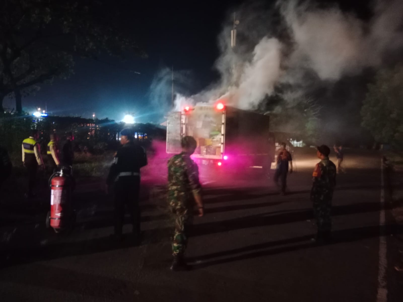 TERBAKAR : Evakuasi truk box L 9905 UC yang terbakar di dalam kapal KMP Jambo 8 saat hendak sandar di dermaga Gilimanuk, Selasa (31/12/2024) dini hari.