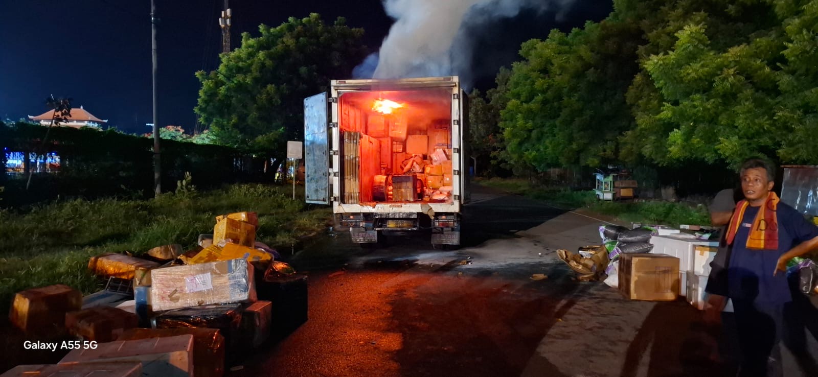 TERBAKAR : Evakuasi truk box L 9905 UC yang terbakar di dalam kapal KMP Jambo 8 saat hendak sandar di dermaga Gilimanuk, Selasa (31/12/2024) dini hari.