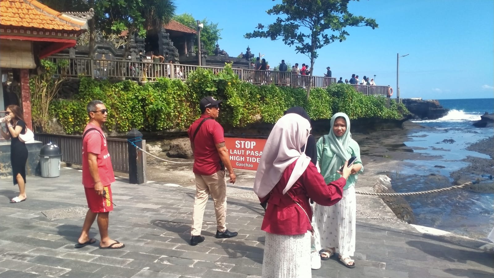 DTW Tanah Lot siagakan Lifeguard antisipasi kondisi darurat akibat cuaca buruk.