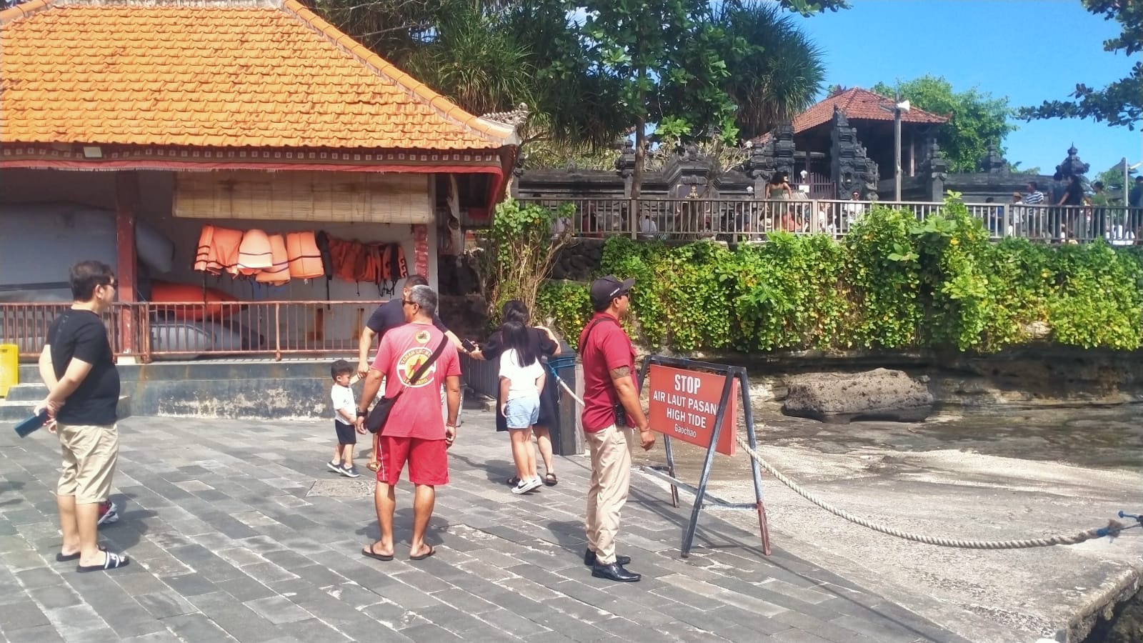 DTW Tanah Lot siagakan Lifeguard antisipasi kondisi darurat akibat cuaca buruk.