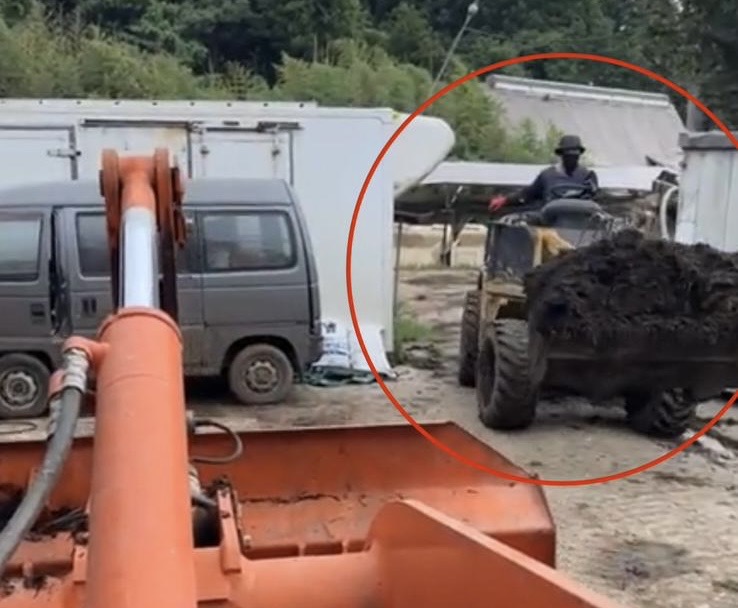 Alat berat jenis loader yang diduga terbalik dan menimpa korban saat bekerja di peternakan babi di  Jepang.
