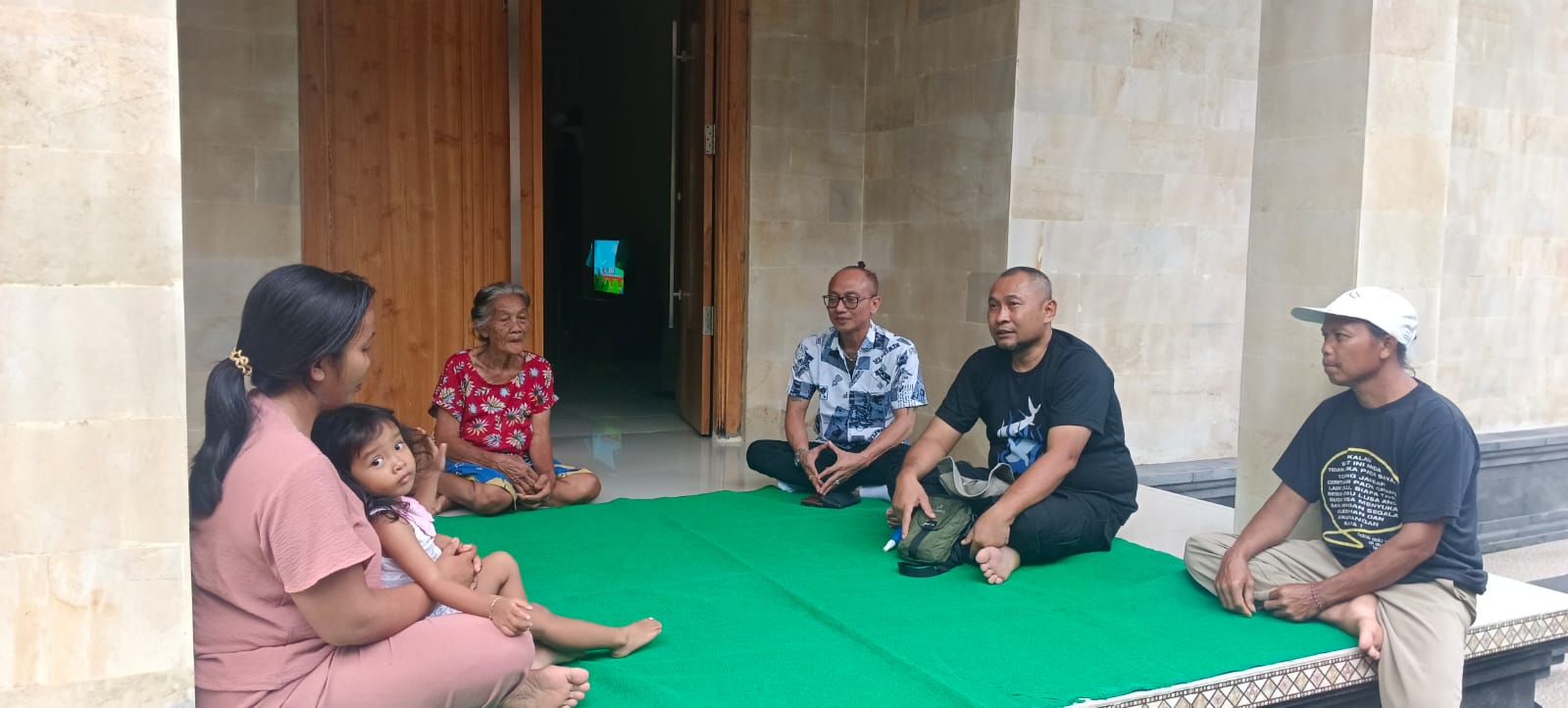 Kepala Bidang Penempatan, Pelatihan Produktivitas, dan Transmigrasi Dinas Tenaga Kerja dan Perindustrian Jembrana I Putu Agus Arimbawa saat mengunjungi rumah korban di Lingkungan Bilukpoh, Kamis (2/1)