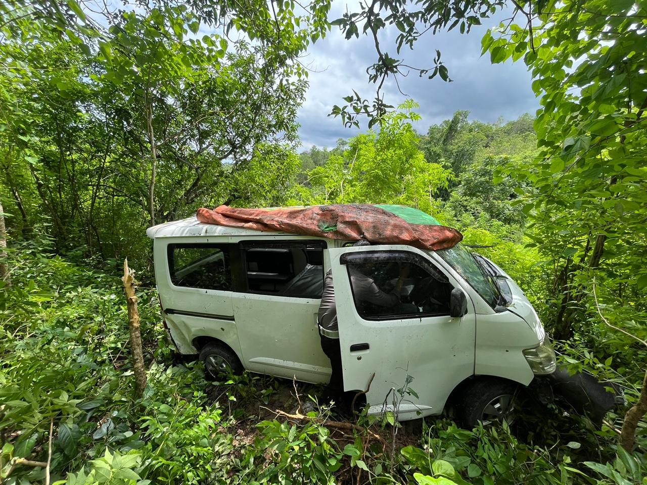 OC : Kondisi mobil usai terjun bebas di Banjar Anyar Tanjung Akuh, Desa Sakti, Kecamatan Nusa Penida, Klungkung, Bali, Sabtu (4/1/2025) sekitar pukul 17.00 Wita.