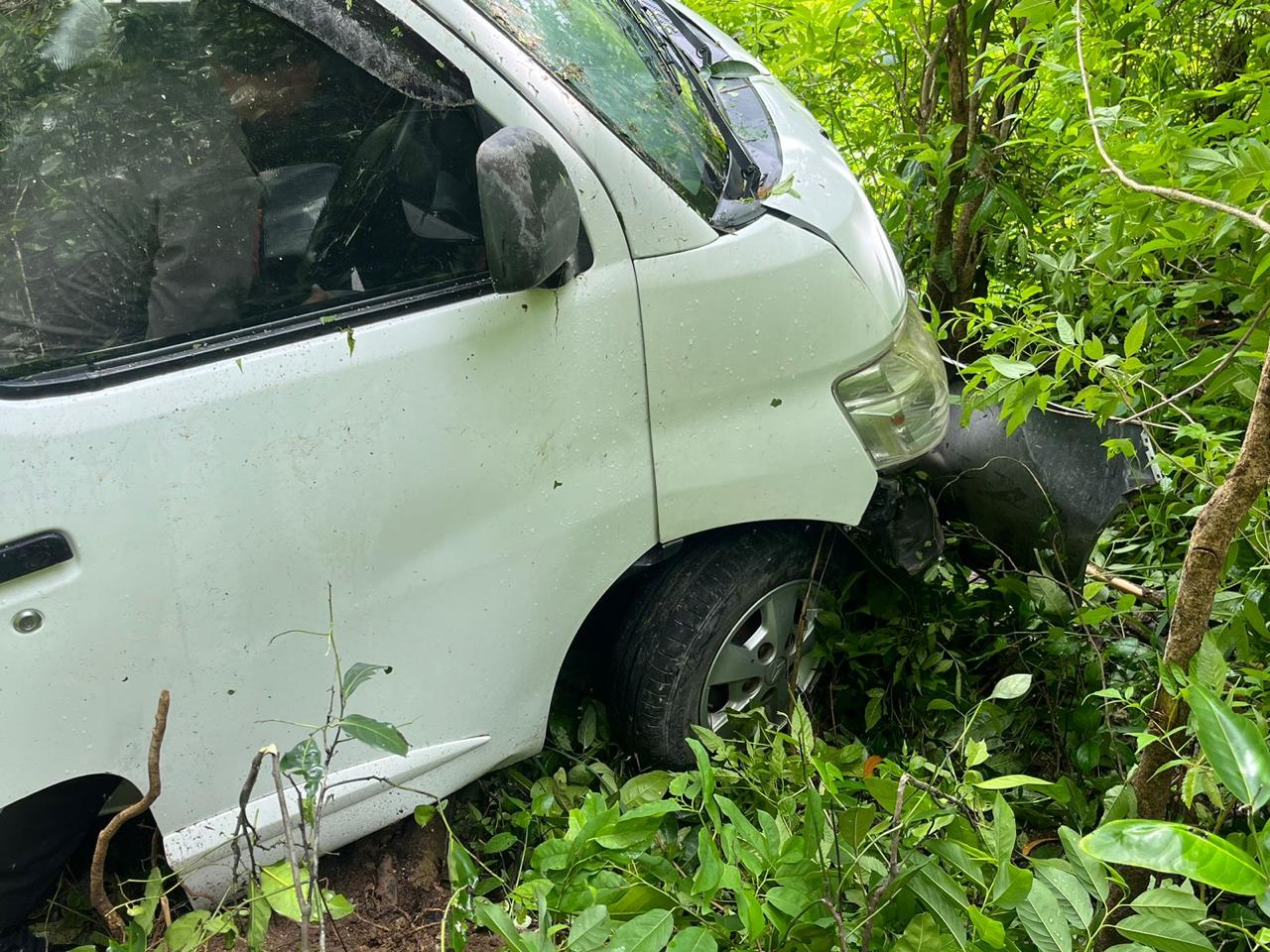 OC : Kondisi mobil usai terjun bebas di Banjar Anyar Tanjung Akuh, Desa Sakti, Kecamatan Nusa Penida, Klungkung, Bali, Sabtu (4/1/2025) sekitar pukul 17.00 Wita.
