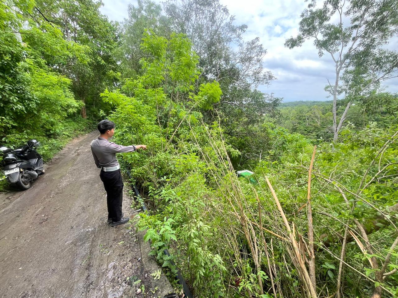 OC : Kondisi mobil usai terjun bebas di Banjar Anyar Tanjung Akuh, Desa Sakti, Kecamatan Nusa Penida, Klungkung, Bali, Sabtu (4/1/2025) sekitar pukul 17.00 Wita.