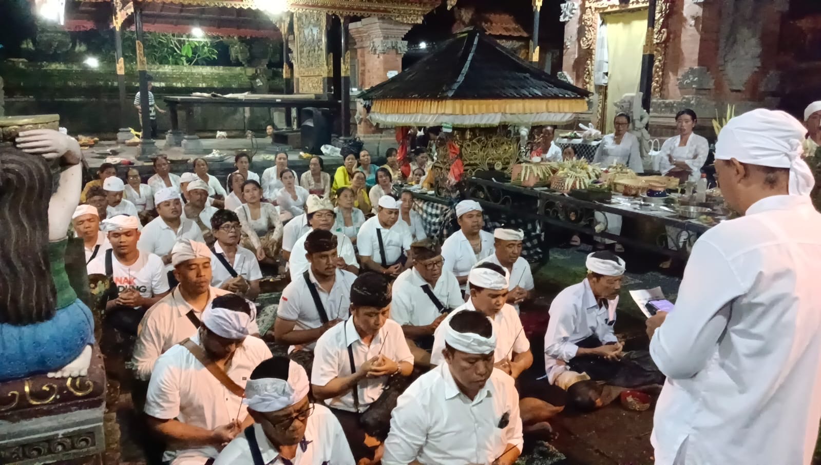SUMPAH COR: Seluruh masyarakat Banjar Adat Babakan Kawan, Desa Gulingan, Kecamatan Mengwi, mengikuti upacara sumpah cor di Pura Dalem Babakan Ulun Uma, Jumat (3/1).