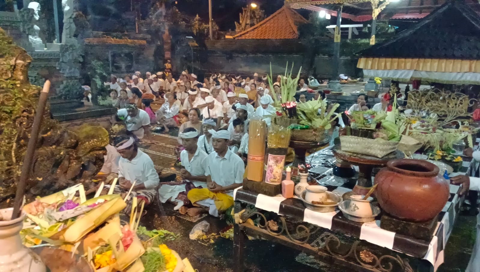 SUMPAH COR: Seluruh masyarakat Banjar Adat Babakan Kawan, Desa Gulingan, Kecamatan Mengwi, mengikuti upacara sumpah cor di Pura Dalem Babakan Ulun Uma, Jumat (3/1).