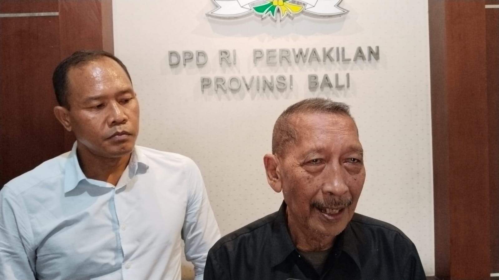 I Gusti Ngurah Gede Yudana (baju hitam) menyampaikan ke wartawan usai pertemuan dengan anggota DPD RI IB Rai Darmawijaya Mantra