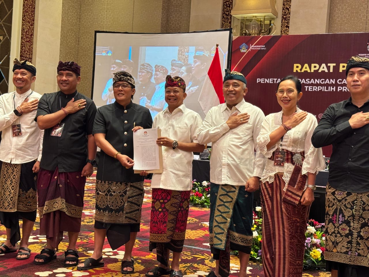 SAH:&nbsp;Penyerahan SK Penetapan Paslon Pilgub Bali 2024 kepada Wayan Koster-I Nyoman Giri Prasta oleh KPU Bali di Badung, Kamis (9/1).