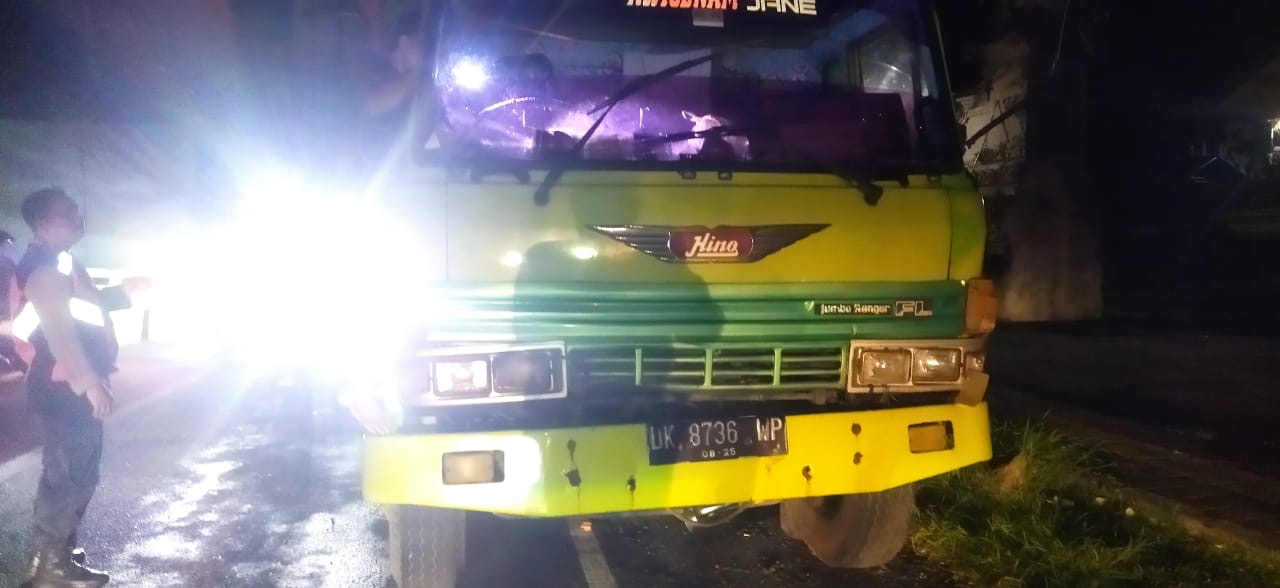 Truk tronton yang parkir di pinggir jalan Denpasar-Gilimanuk, Desa Melaya.
