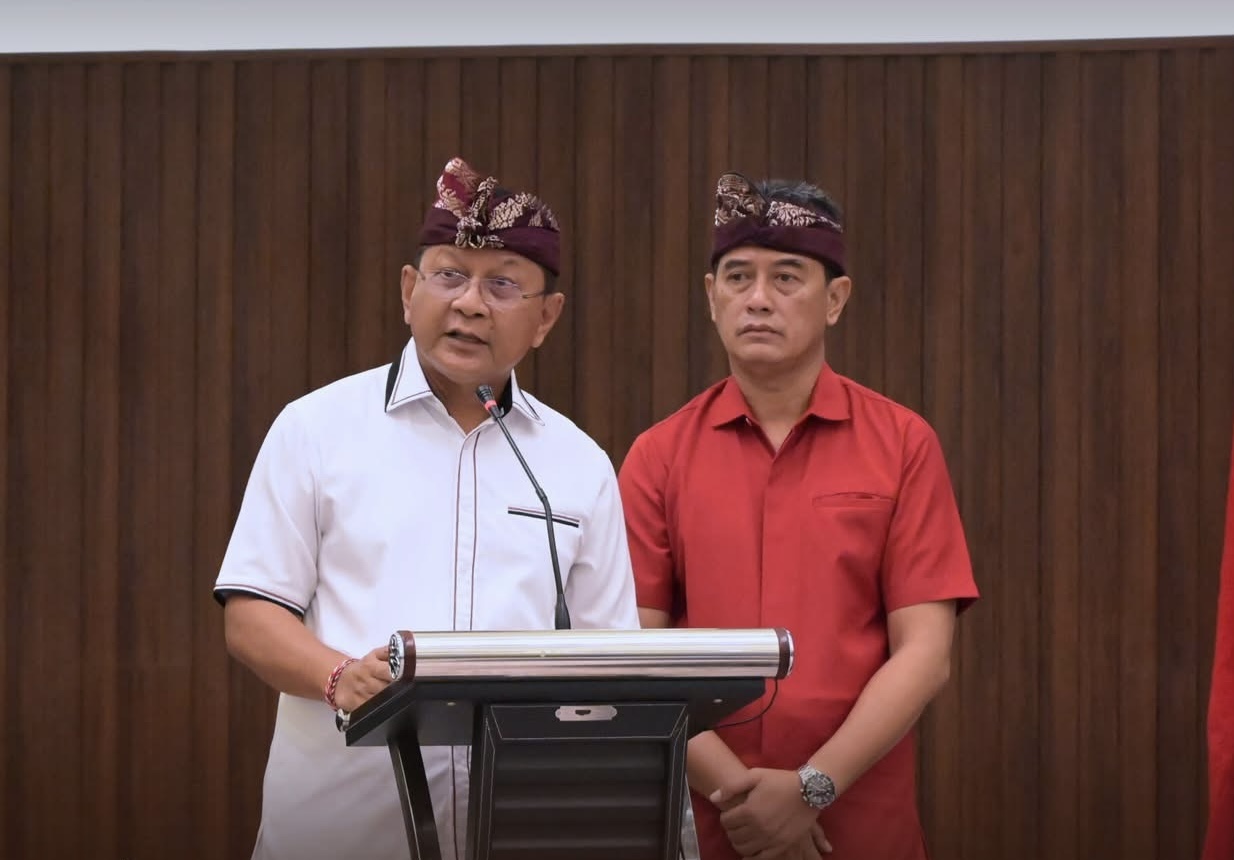 Nyoman Sutjidra dan Gede Supriatna saat penetapan calon bupati dan wakil bupati terpilih dalam Pilkada Serentak 2024 di Buleleng, Kamis (9/1/2025).