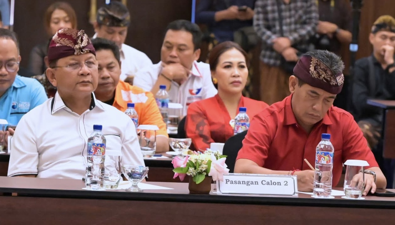 Nyoman Sutjidra dan Gede Supriatna saat penetapan calon bupati dan wakil bupati terpilih dalam Pilkada Serentak 2024 di Buleleng, Kamis (9/1/2025).