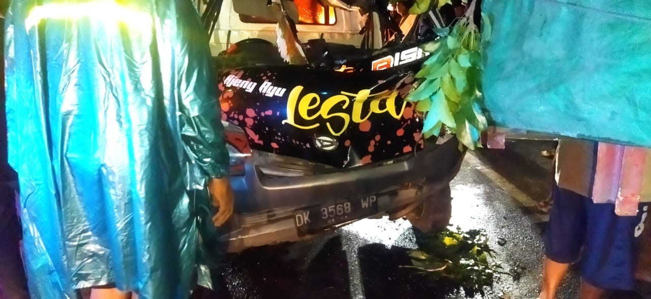 Kondisi Daihatsu pikap DK 8568 WP usai hantam Truk mogok di Jalan Utama Denpasar-Gilimanuk KM 113-114, Desa Melaya, Kecamatan Melaya, Kabupaten Jembrana, Kamis (9/1/2025)