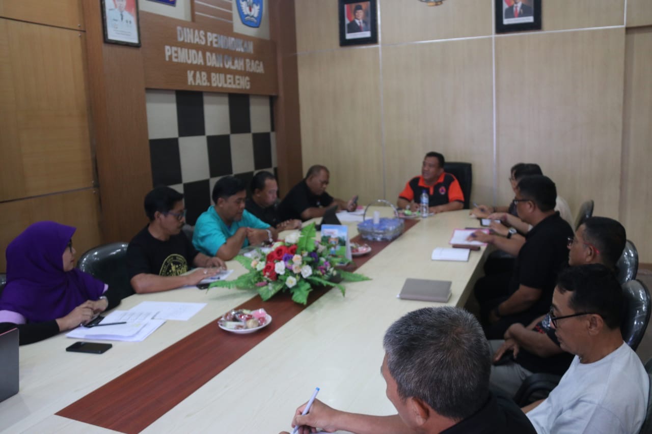 Rapat yang digelar  di Ruang Rapat Kepala Disdikpora pada hari Jumat (10/1).