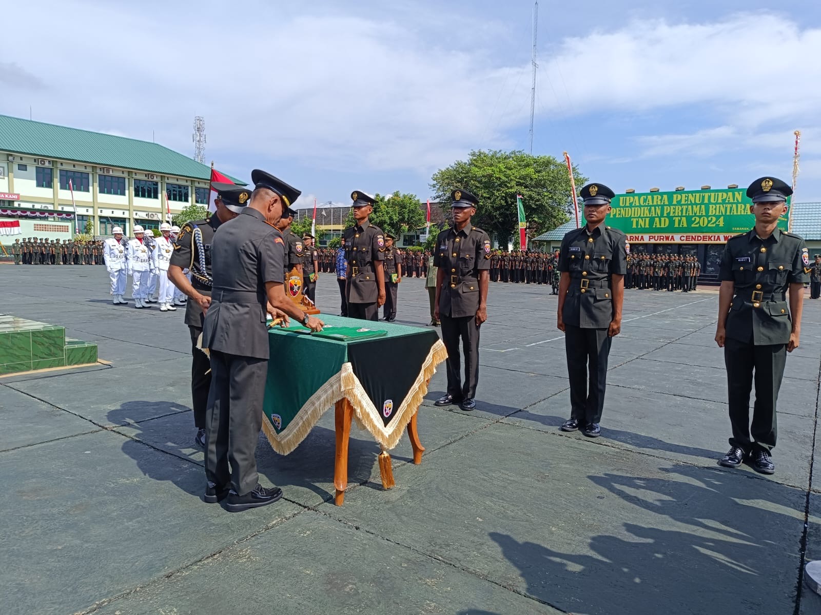 Panglima Kodam IX/Udayana, Mayjen TNI Muhammad Zamroni, secara resmi menutup Pendidikan Pertama Bintara TNI AD TA 2024.