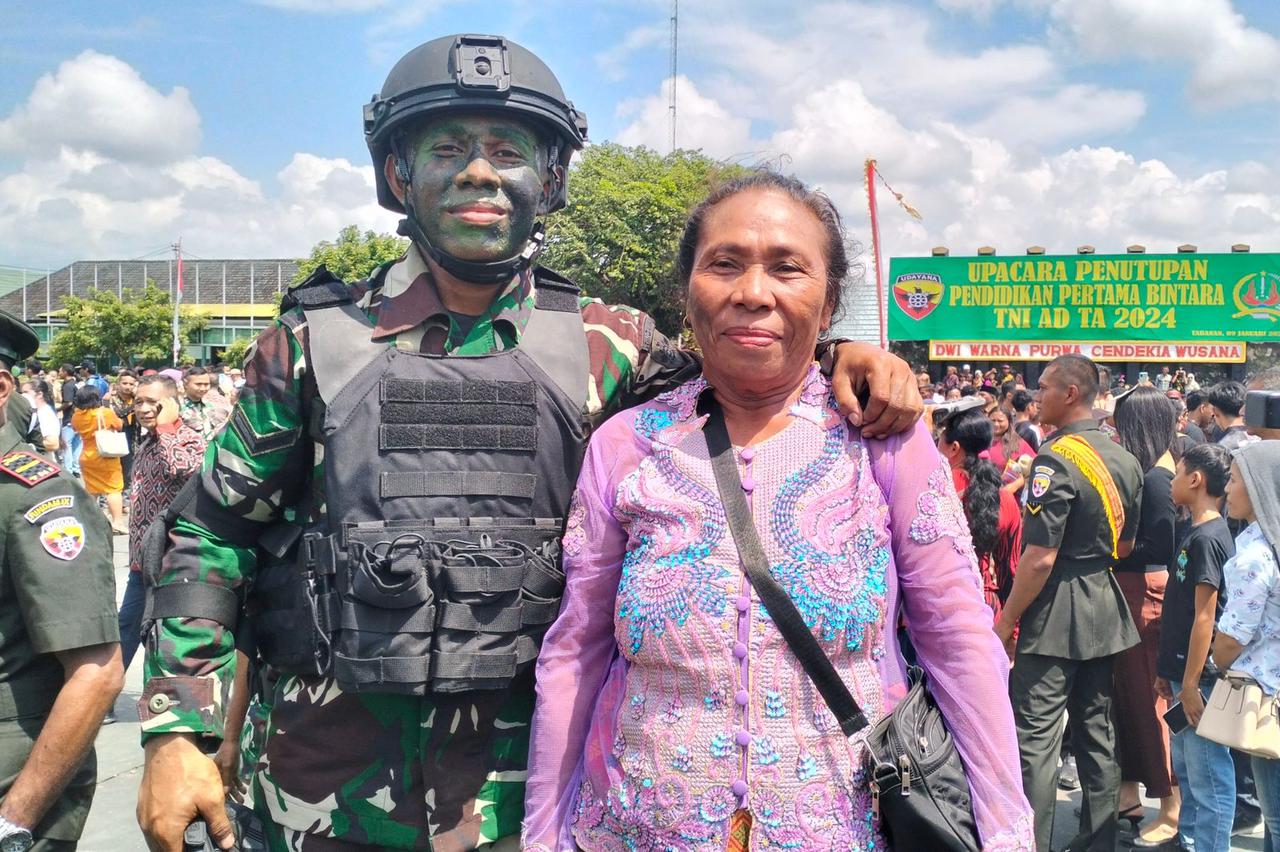 Yohanes Ande Kalla atau Joni bersama Mamanya, Lorenza Kaili setelah upacara Penutupan Pendidikan Pertama Bintara TNI AD TA 2024 di Rindam Tabanan.