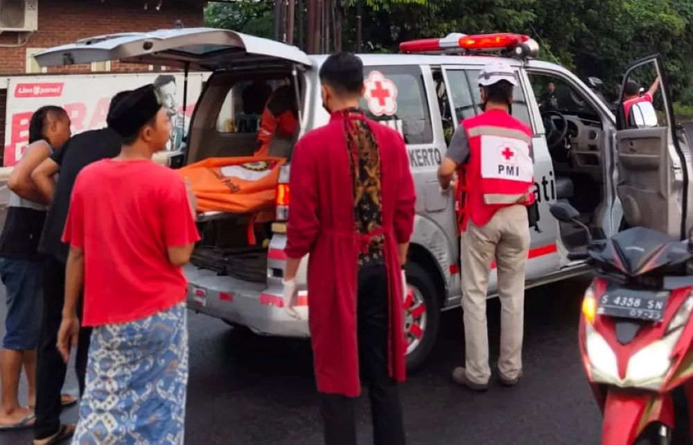 Petugas PMI Mojokerto mengevakuasi korban meninggal akibat kecelakaan saat menyeberang jalan.