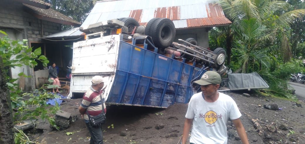 Truk angkut pasir galian c kecelakaan di Bebandem, Karangasem akibatkan rumah rumah dan warung warga rusak.
