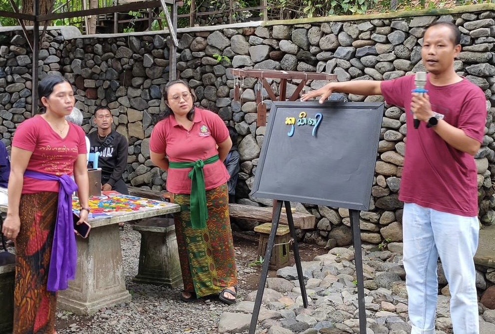Kegiatan belajar bahasa Bali di Buleleng bersama Penyuluh Bahasa Bali menggunakan aksara yang terbuat dari limbah plastik