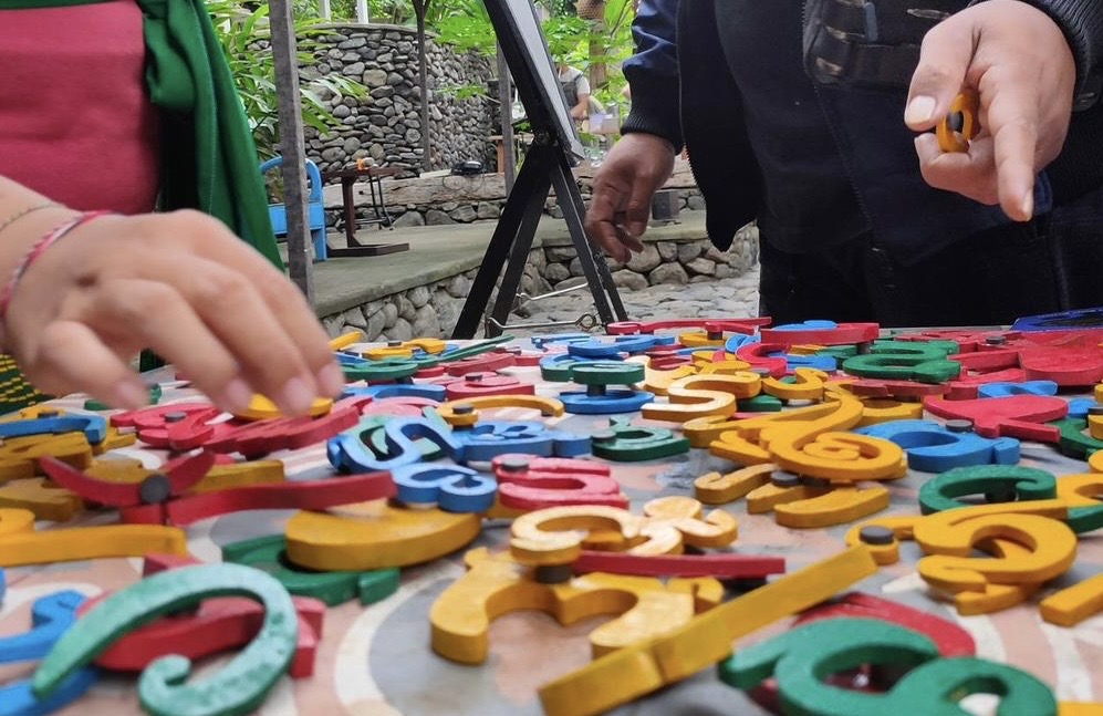 Kegiatan belajar bahasa Bali di Buleleng bersama Penyuluh Bahasa Bali menggunakan aksara yang terbuat dari limbah plastik
