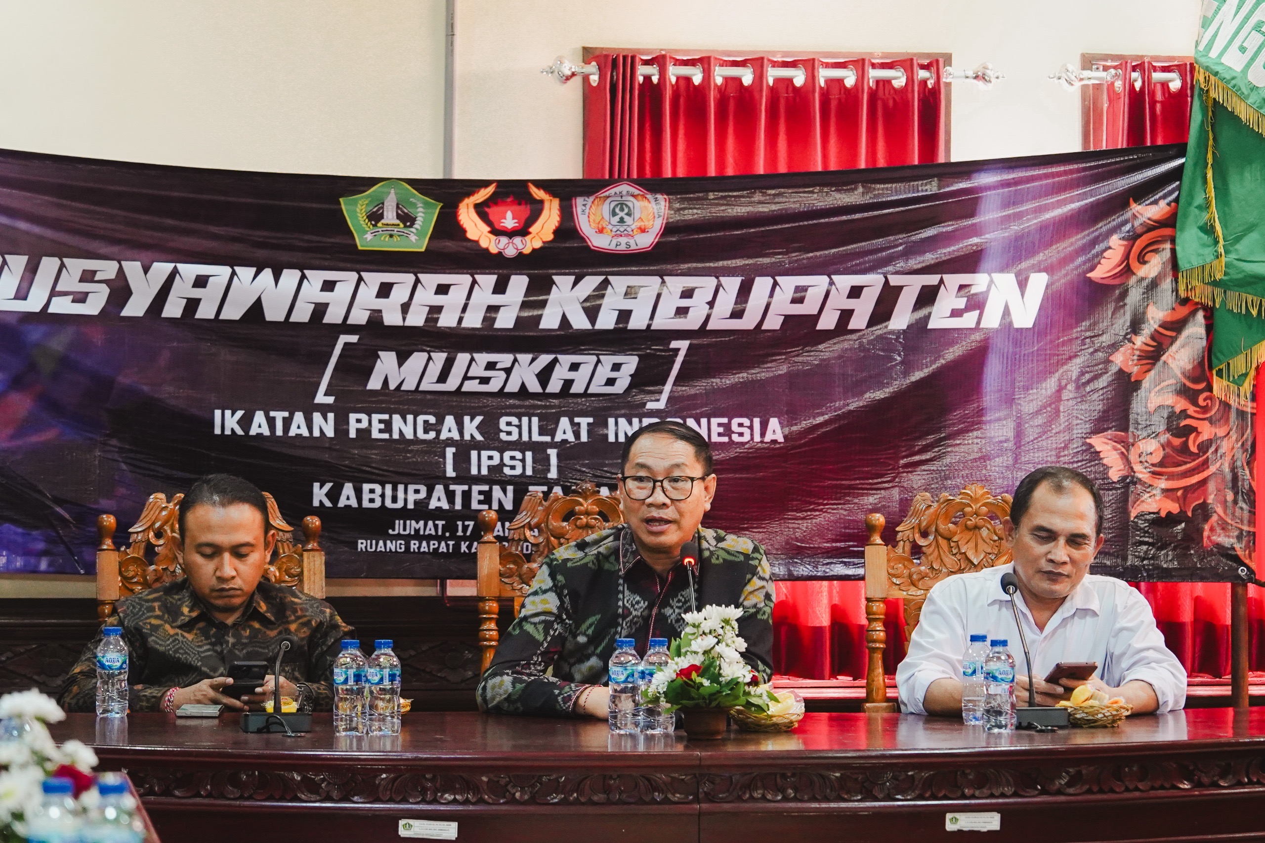 Wabup Suiasa&nbsp; selaku Ketua Umum IPSI Bali saat menghadiri MUSKAB IPSI Tabanan 2025 di Ruang Rapat DPRD Tabanan pada Jumat (17/01).