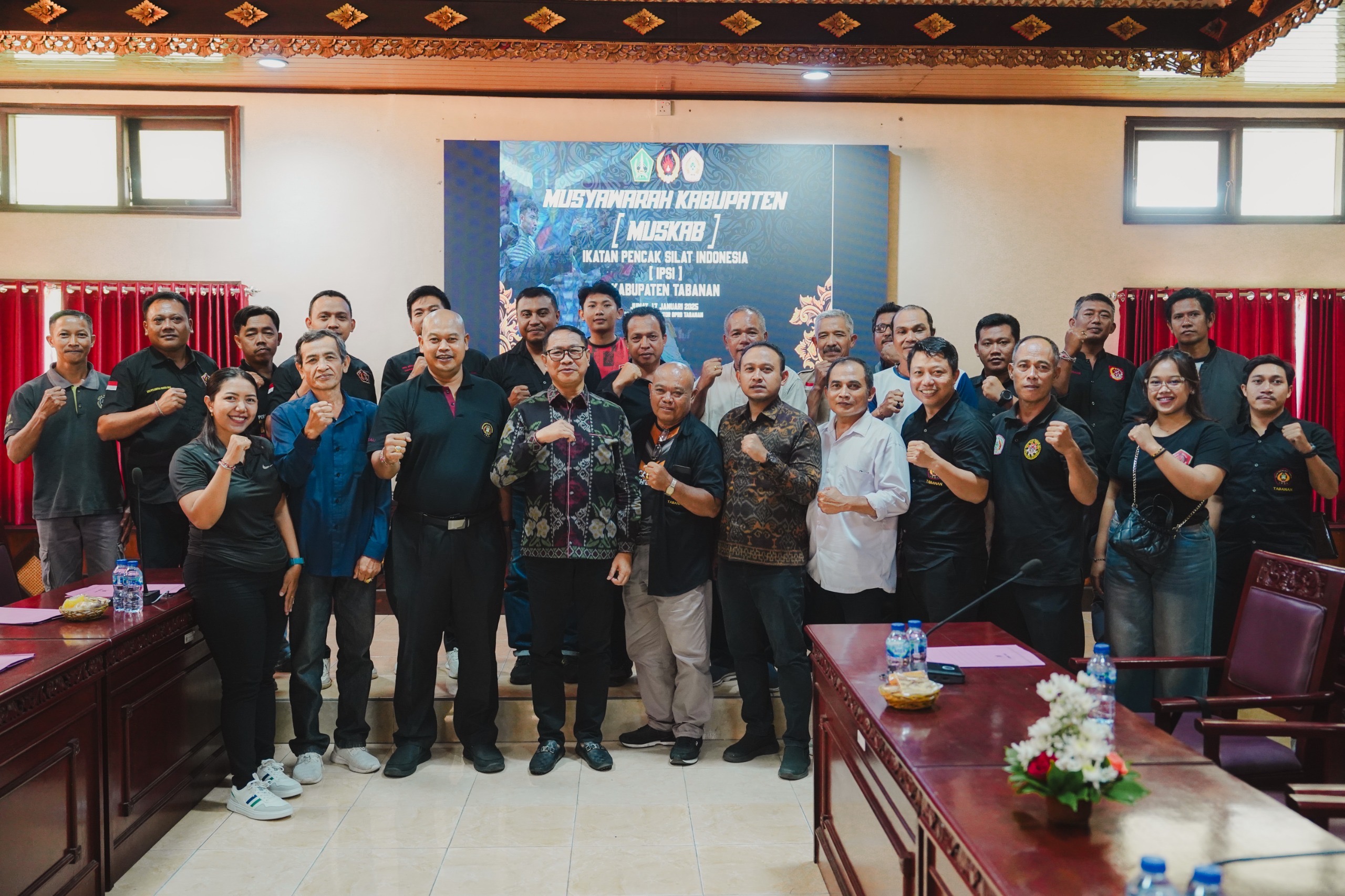 Wabup Suiasa&nbsp; selaku Ketua Umum IPSI Bali saat menghadiri MUSKAB IPSI Tabanan 2025 di Ruang Rapat DPRD Tabanan pada Jumat (17/01).