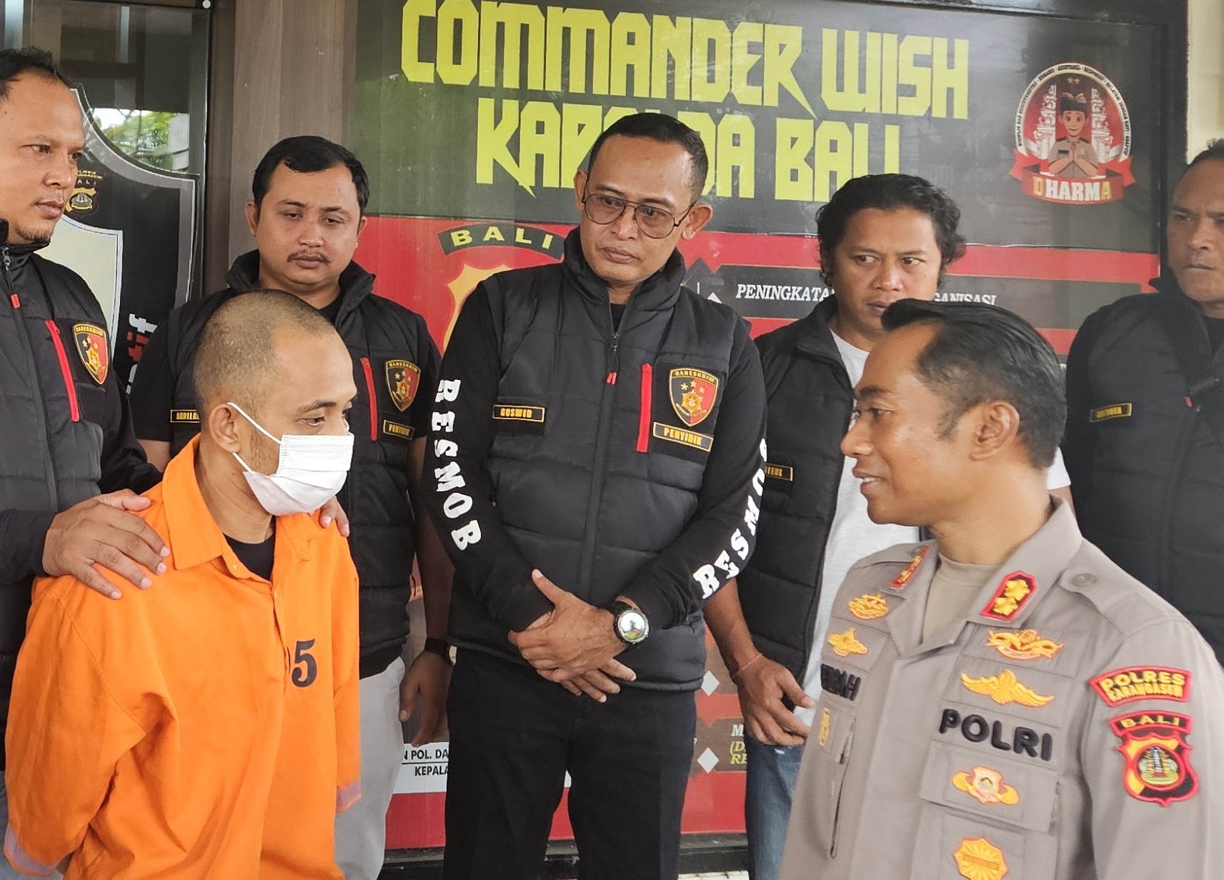 DIBEKUK: Polres Karangasem mengamankan I yang merupakan tersangka kasus dugaan pembunuhan.